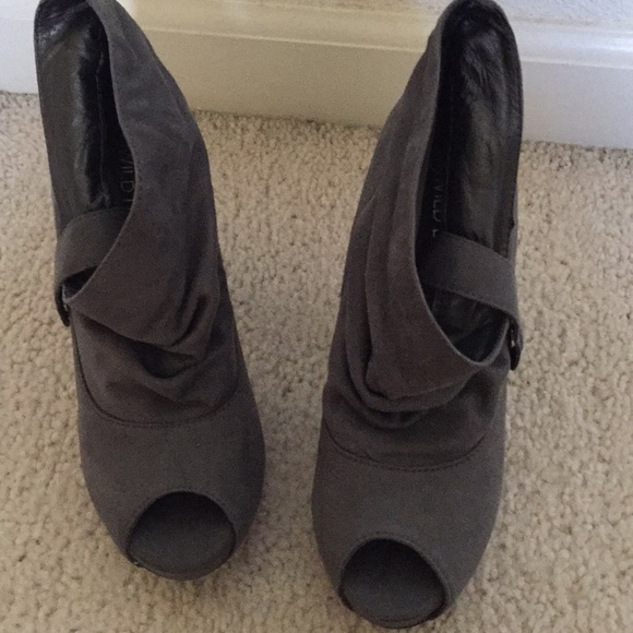 Size 6 and 4 inches high heels - Picture 2 of 3